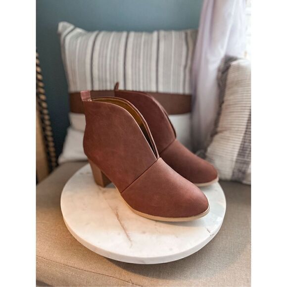NWT brown booties - Picture 1 of 6